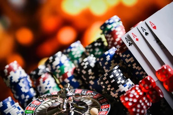 Live dealer conducting a game on makauqq